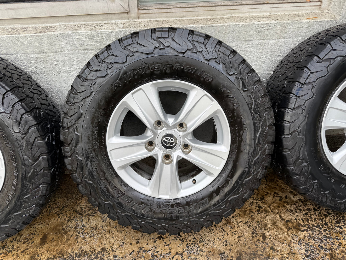 Toyota Landcruiser 200 Series Sahara 17” Alloy Wheels with Good Tyres