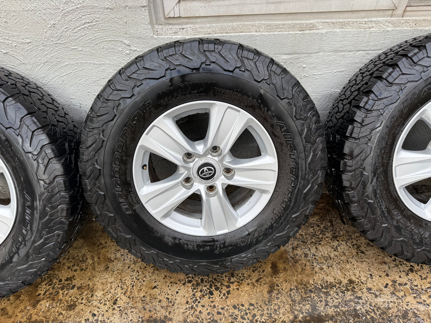 Toyota Landcruiser 200 Series Sahara 17” Alloy Wheels with Good Tyres