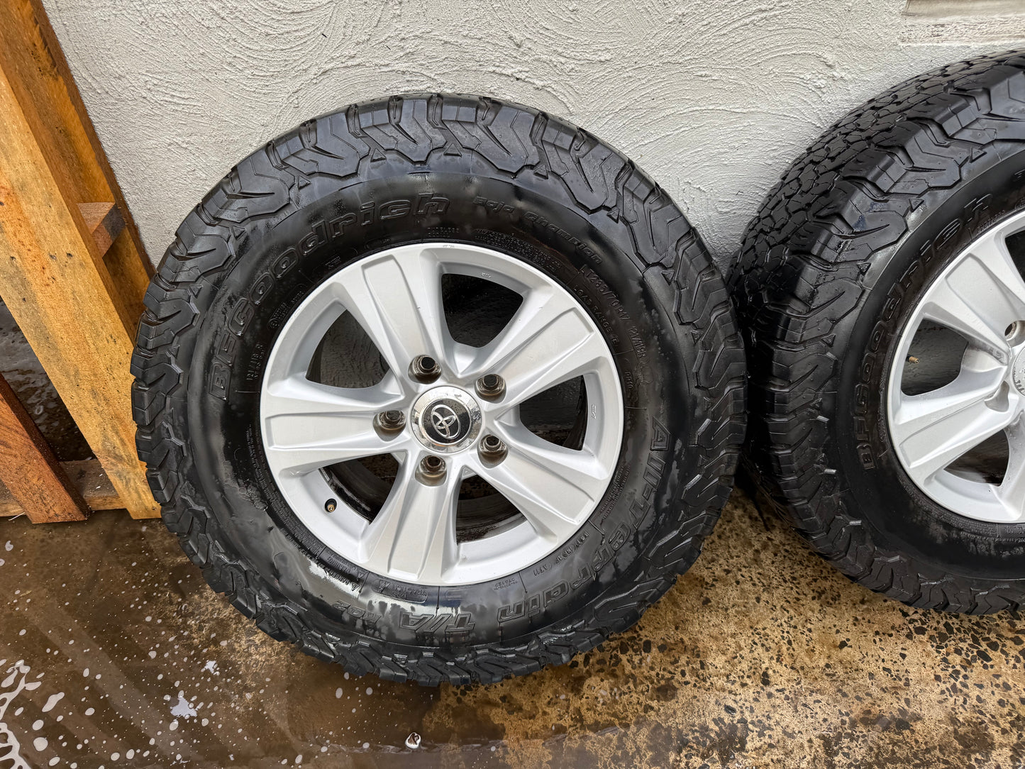 Toyota Landcruiser 200 Series Sahara 17” Alloy Wheels with Good Tyres
