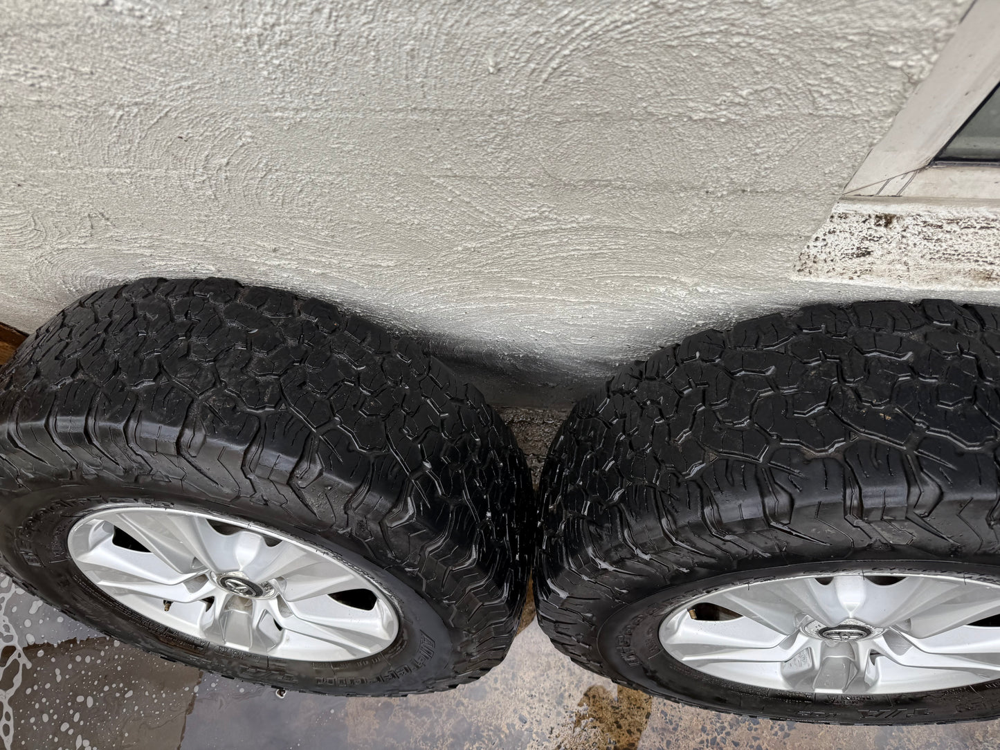 Toyota Landcruiser 200 Series Sahara 17” Alloy Wheels with Good Tyres