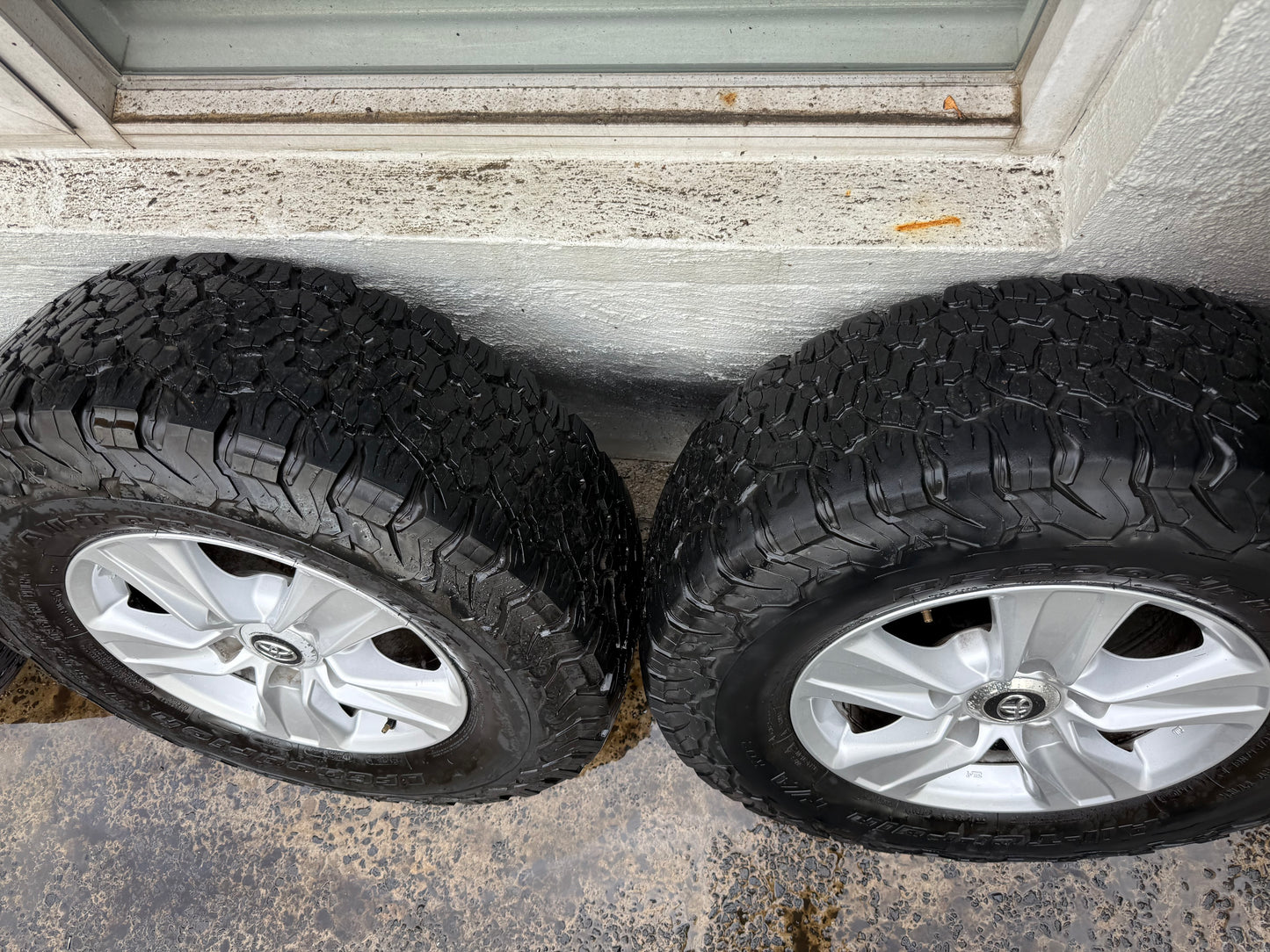 Toyota Landcruiser 200 Series Sahara 17” Alloy Wheels with Good Tyres