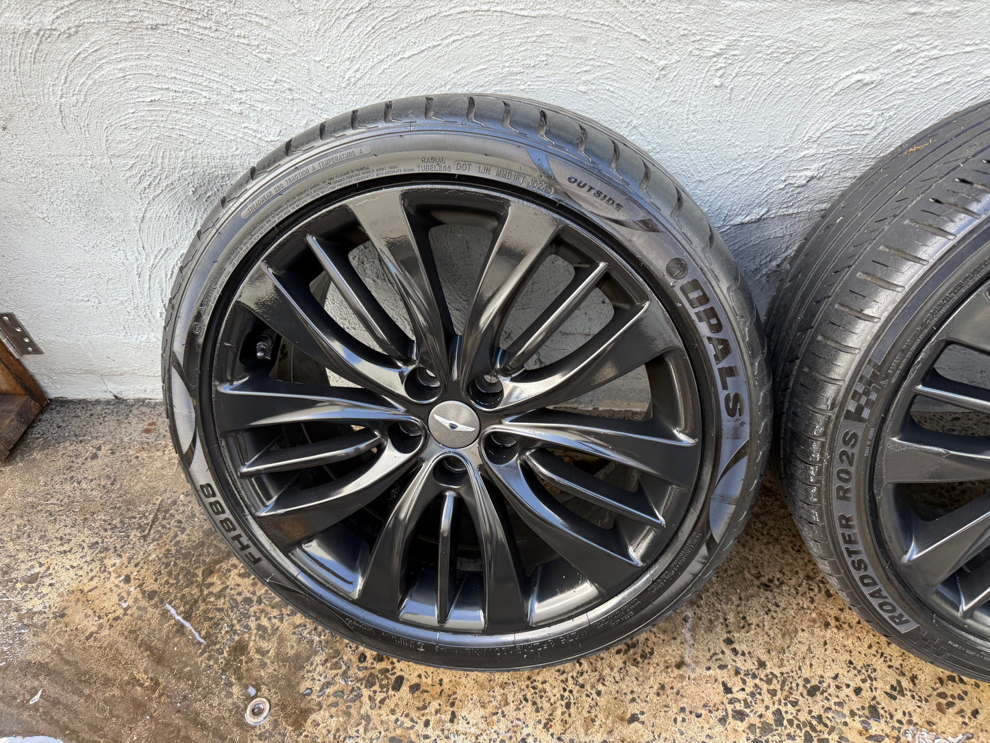 Hyundai Genesis 19” Staggered Alloy Wheels with Excellent Tyres