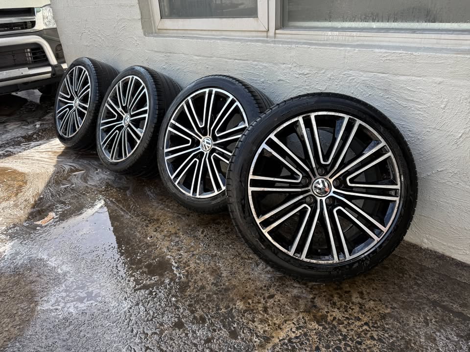 Volkswagen Passat 18" Alloy Wheels with Pirelli Tyres