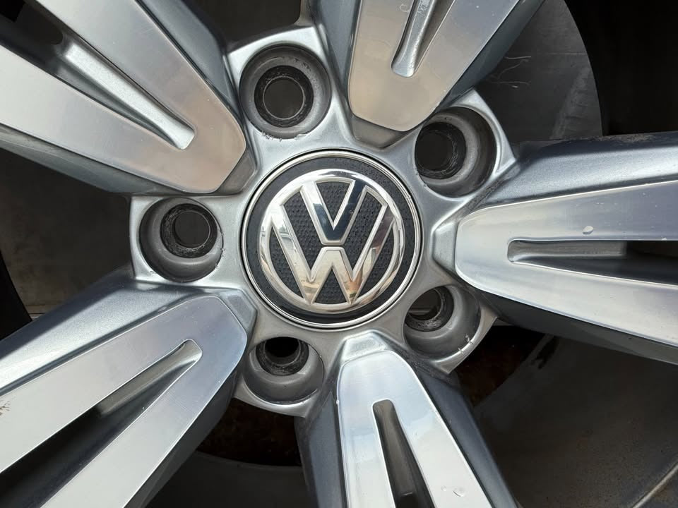 Volkswagen Passat 18” Alloy Wheels with Excellent Tyres