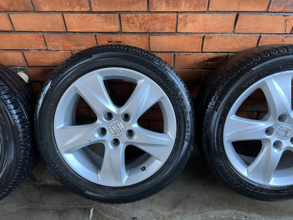 Honda 17" Alloy Wheels with Bridgestone Tyres