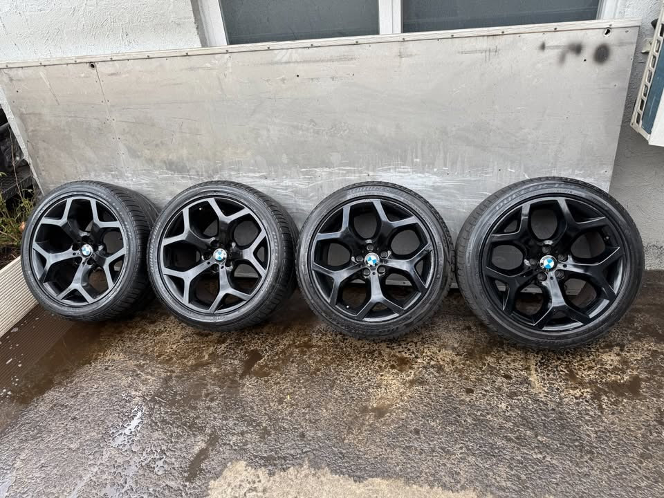 BMW X5 20” Staggered Alloy Wheels with Good Tyres