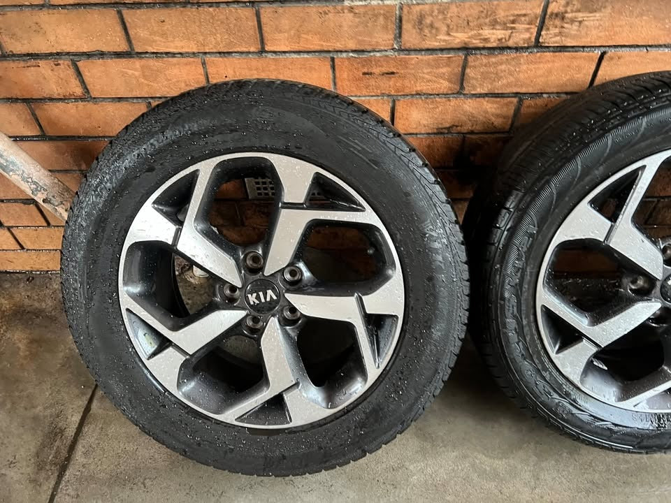 Kia Sorento 17” Alloy Wheels with Excellent Tyres