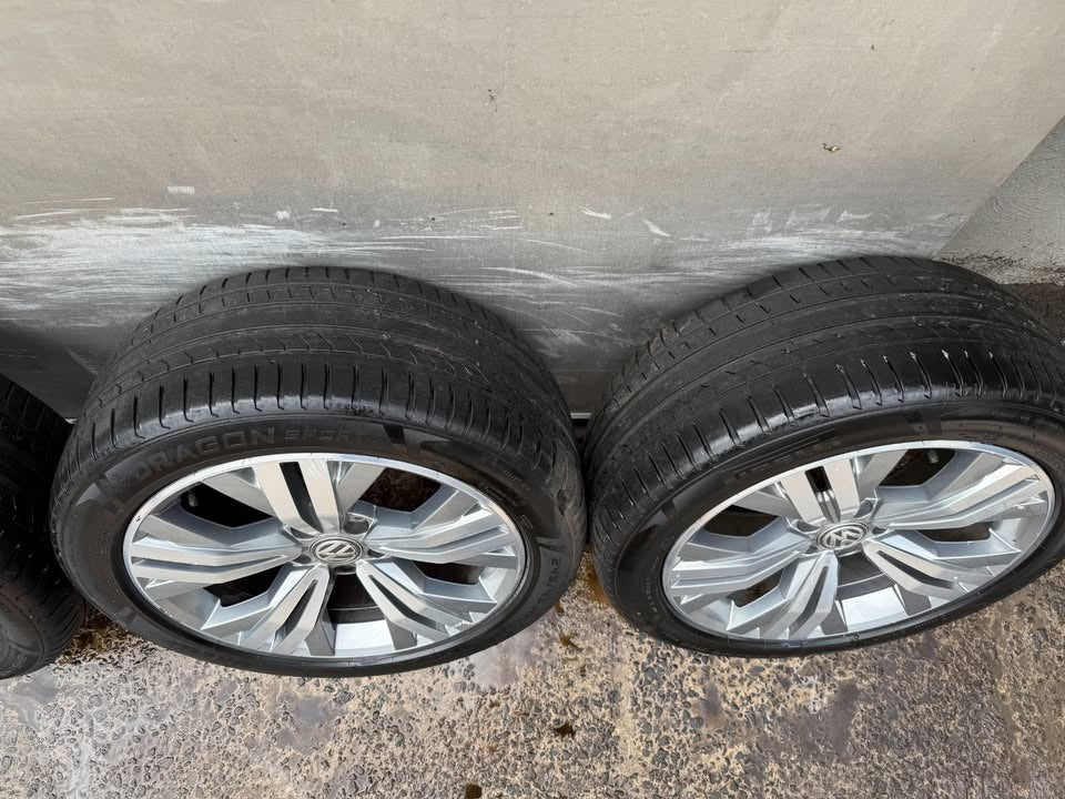 Volkswagen Passat 18” Alloy Wheels with Excellent Tyres