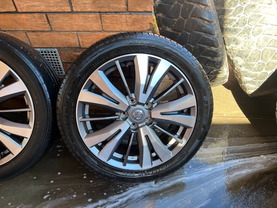 Nissan Pathfinder 18” Alloy Wheels with Excellent Tyres.