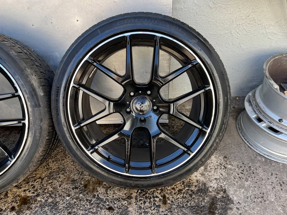 22” Black Alloy Wheels with Excellent Tyres