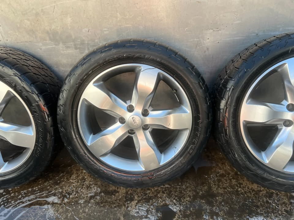 Jeep Cherokee 20” Alloy Wheels with Nitto Terra Grappler Tyres