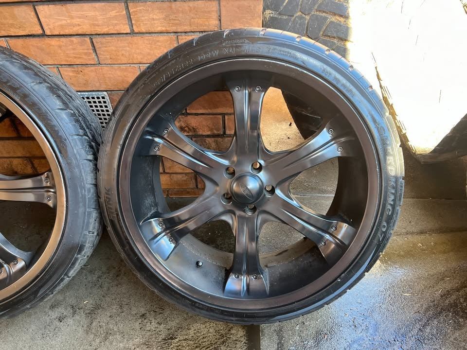 22” Black Alloy Wheels with Excellent Tyres