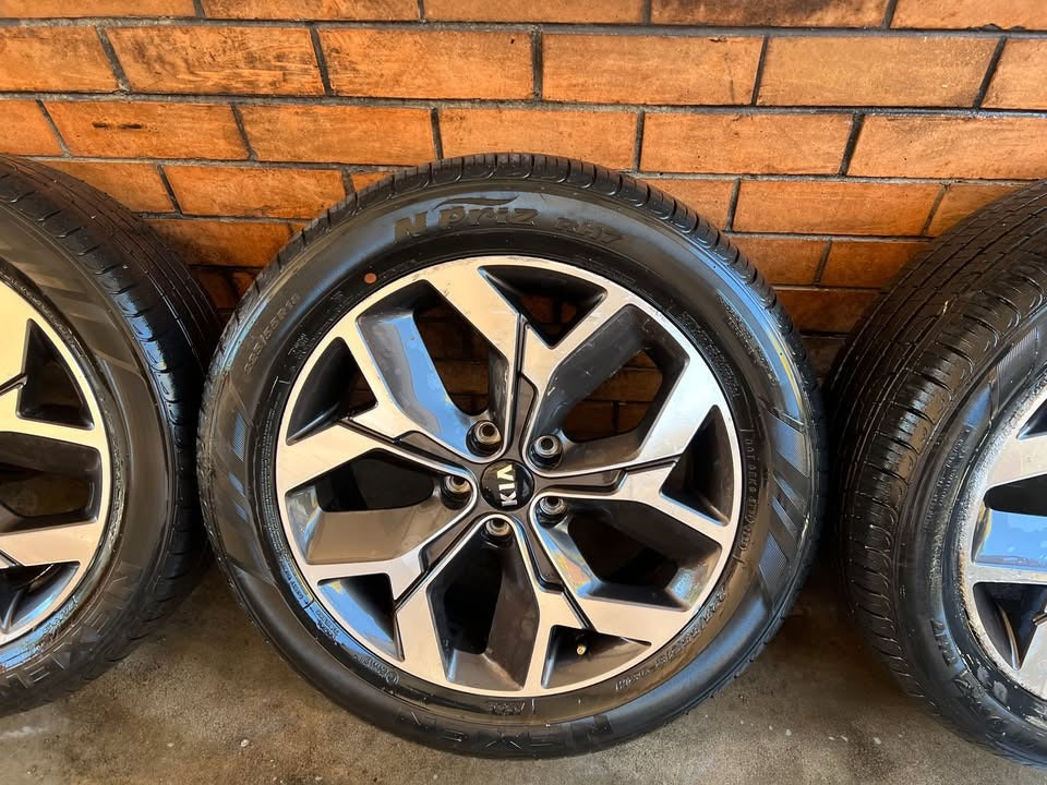 Kia Sportage/Sorento 18” Alloy Wheels with Good Tyres