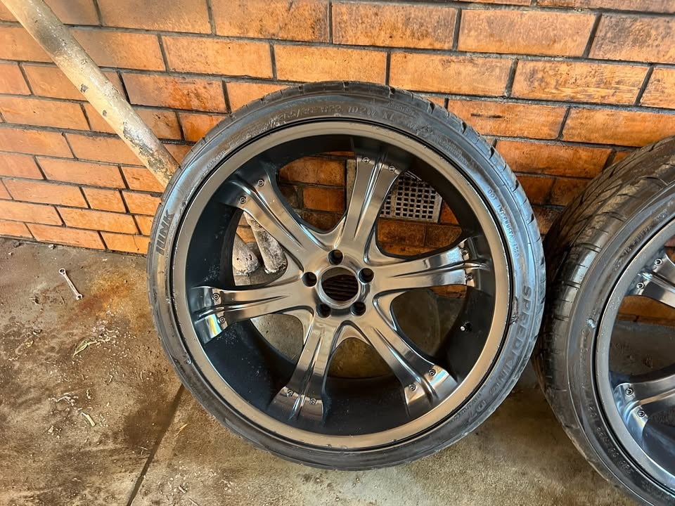 22” Black Alloy Wheels with Excellent Tyres