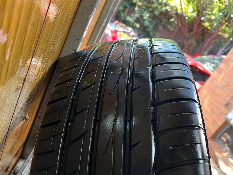 Dished 18" Gold/Chrome Alloy Wheels with Excellent Tyres