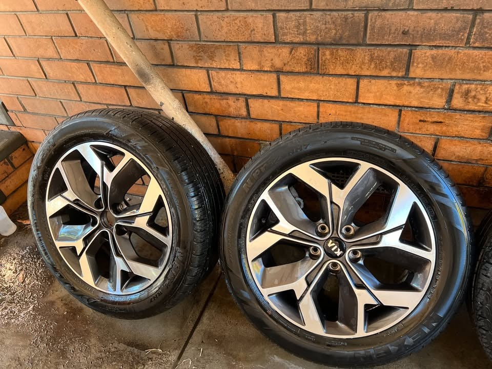 Kia Sportage/Sorento 18” Alloy Wheels with Good Tyres