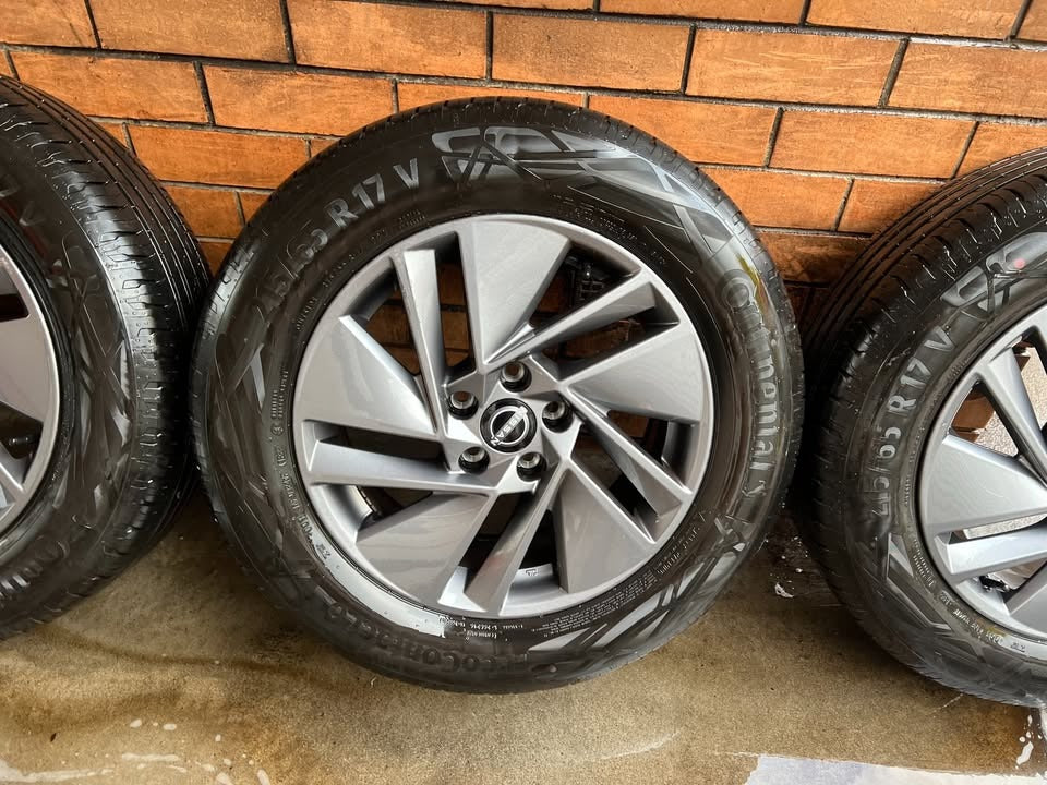 Nissan Qashqai 2023 Model 17” Alloy Wheels with Like New Continentals Tyres