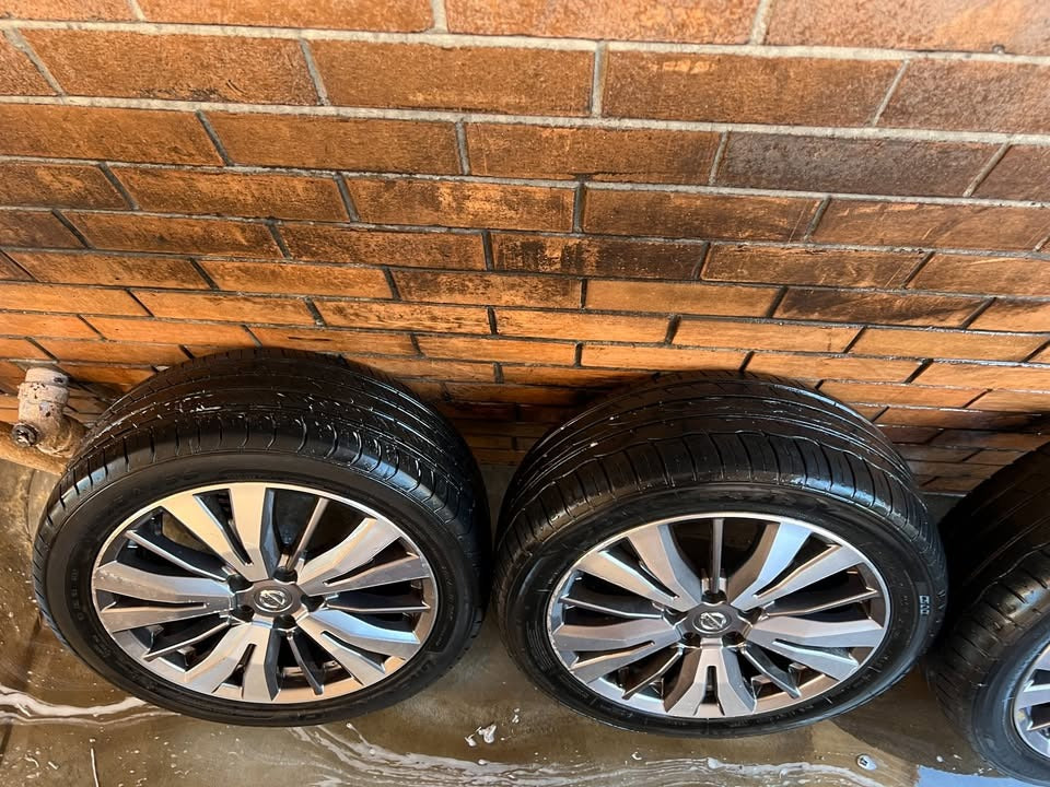 Nissan Pathfinder 18” Alloy Wheels with Excellent Tyres.