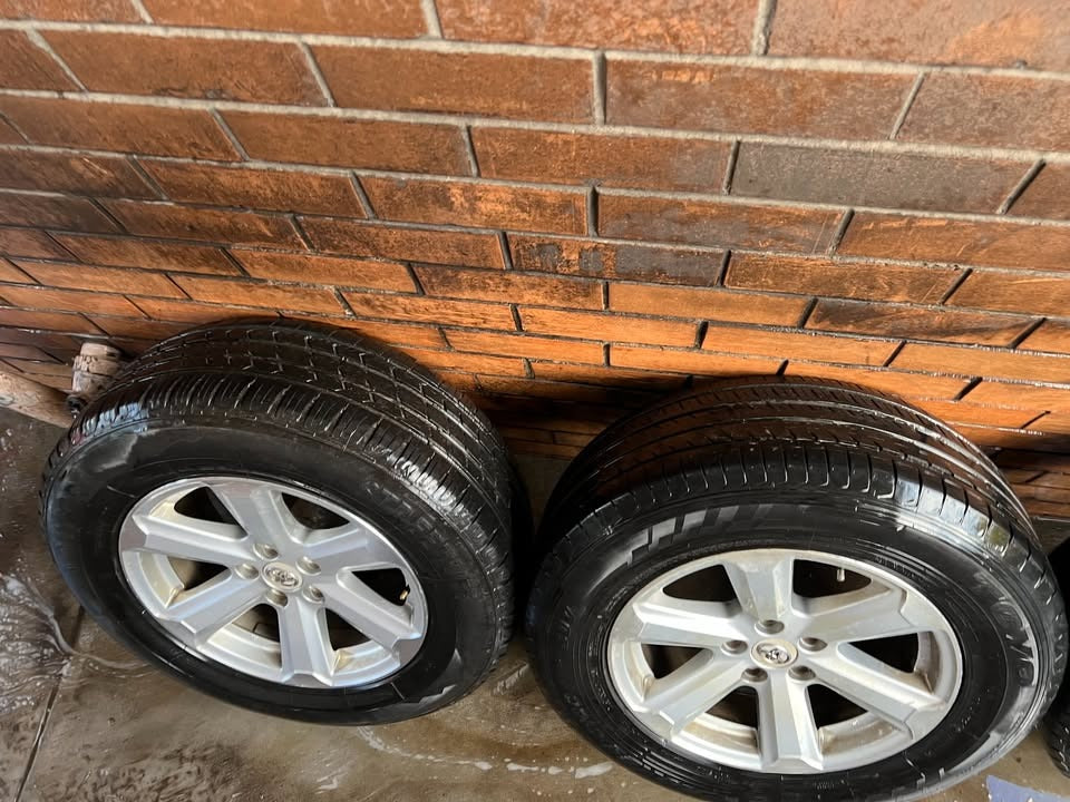 Toyota Kluger 17” Alloy Wheels with Excellent Tyres
