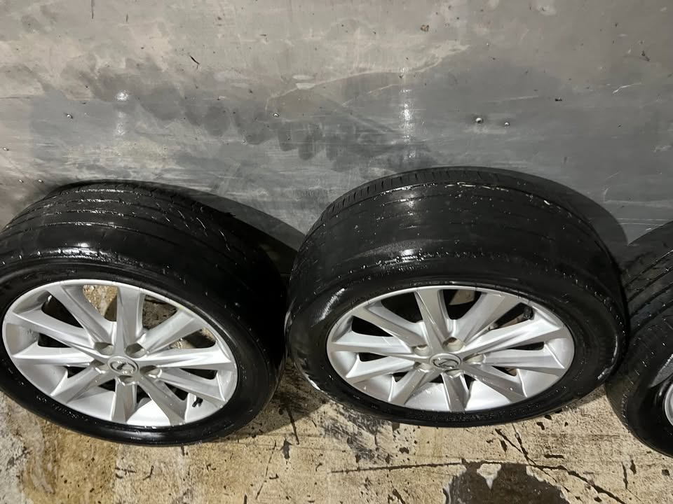 Lexus 16" Alloy Wheels with Tyres