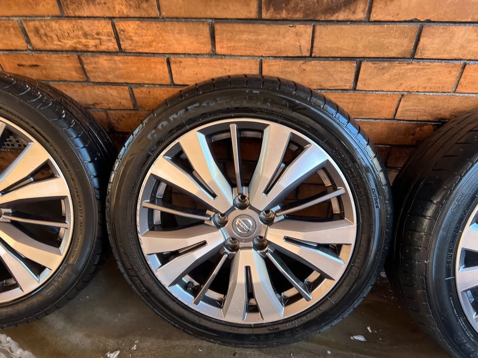 Nissan Pathfinder 18” Alloy Wheels with Excellent Tyres.