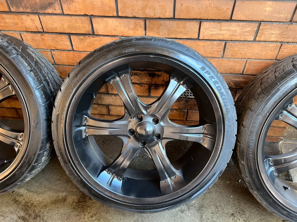 22” Black Alloy Wheels with Excellent Tyres
