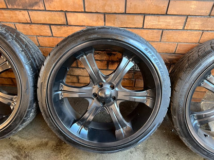 22” Black Alloy Wheels with Excellent Tyres