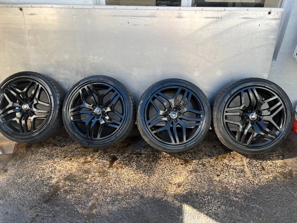 Land Rover Evoque/Discovery 20” Alloy Wheels with Excellent Tyres