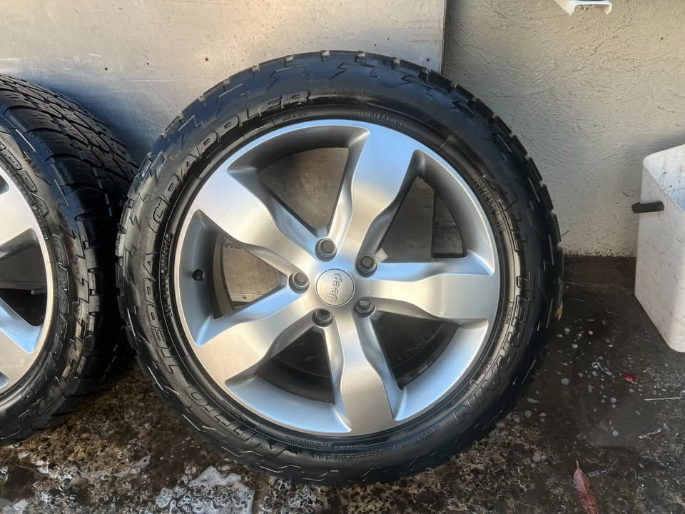 Jeep Cherokee 20” Alloy Wheels with Nitto Terra Grappler Tyres
