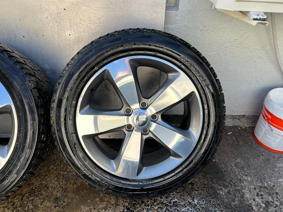 Jeep Grand Cherokee 20” Alloy Wheels with A/T Tyres