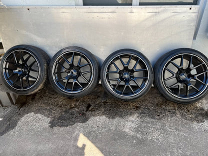 22” Black Alloy Wheels with Excellent Tyres