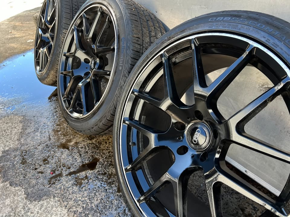 22” Black Alloy Wheels with Excellent Tyres