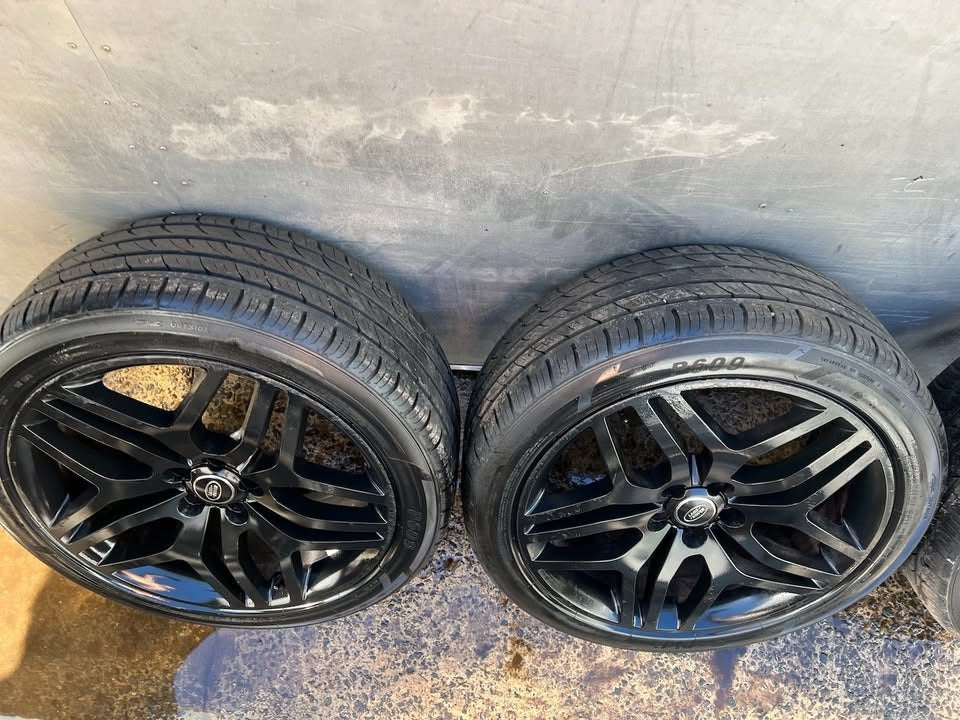 Land Rover Evoque/Discovery 20” Alloy Wheels with Excellent Tyres