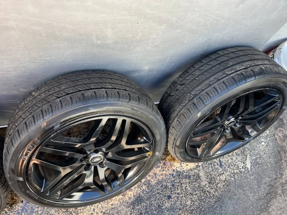 Land Rover Evoque/Discovery 20” Alloy Wheels with Excellent Tyres