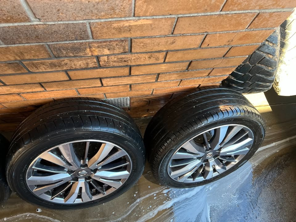 Nissan Pathfinder 18” Alloy Wheels with Excellent Tyres.