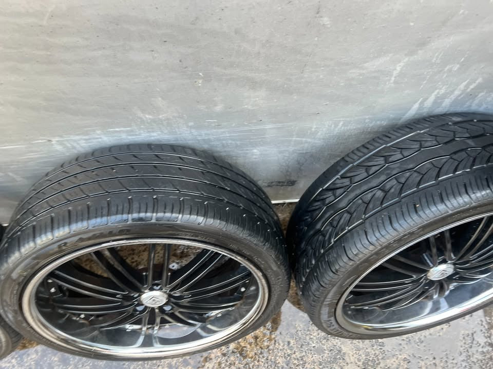Lexani 22” Alloy Wheels with Good Tyres