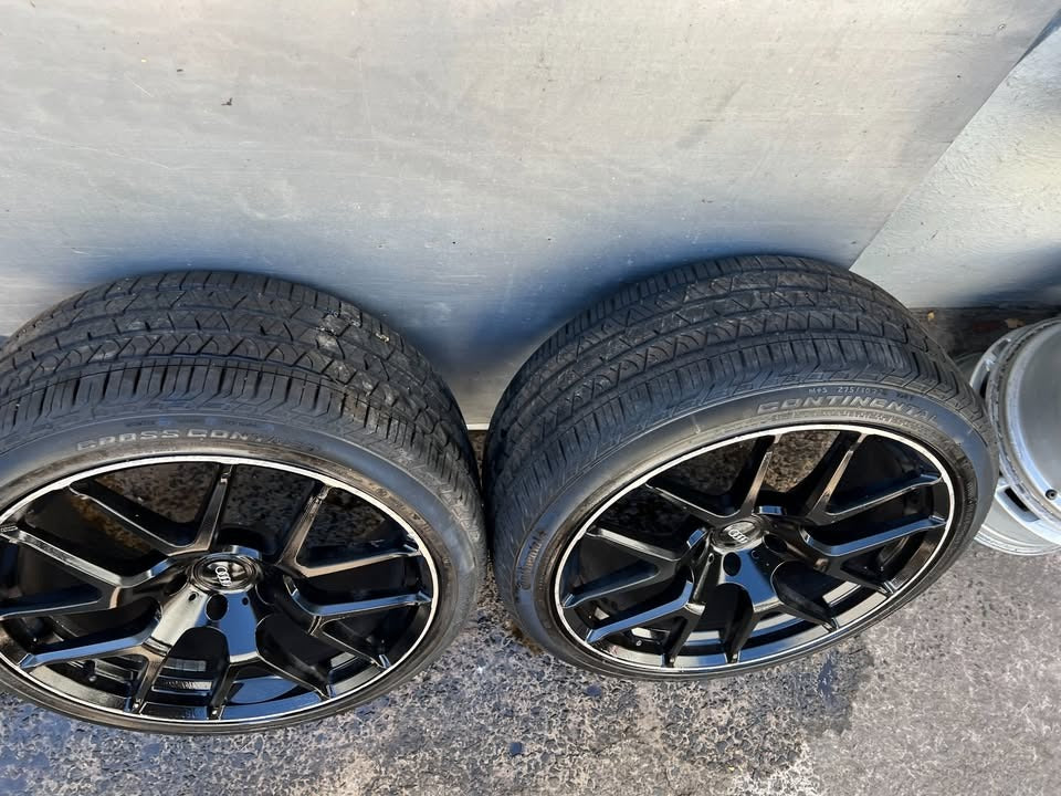 22” Black Alloy Wheels with Excellent Tyres