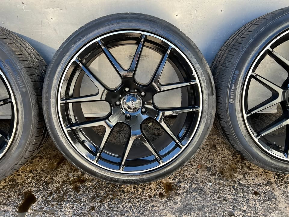22” Black Alloy Wheels with Excellent Tyres