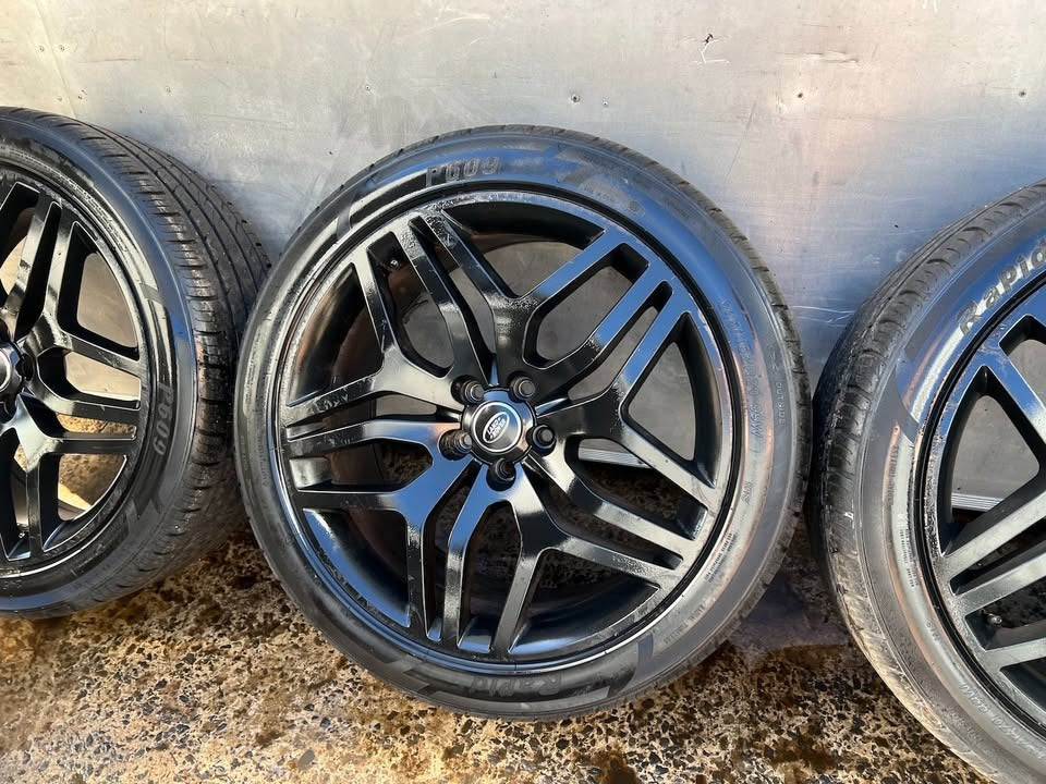 Land Rover Evoque/Discovery 20” Alloy Wheels with Excellent Tyres