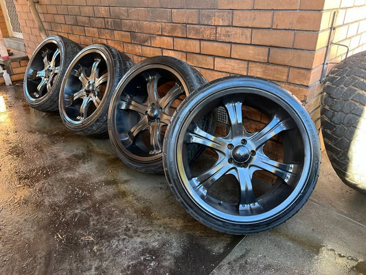 22” Black Alloy Wheels with Excellent Tyres