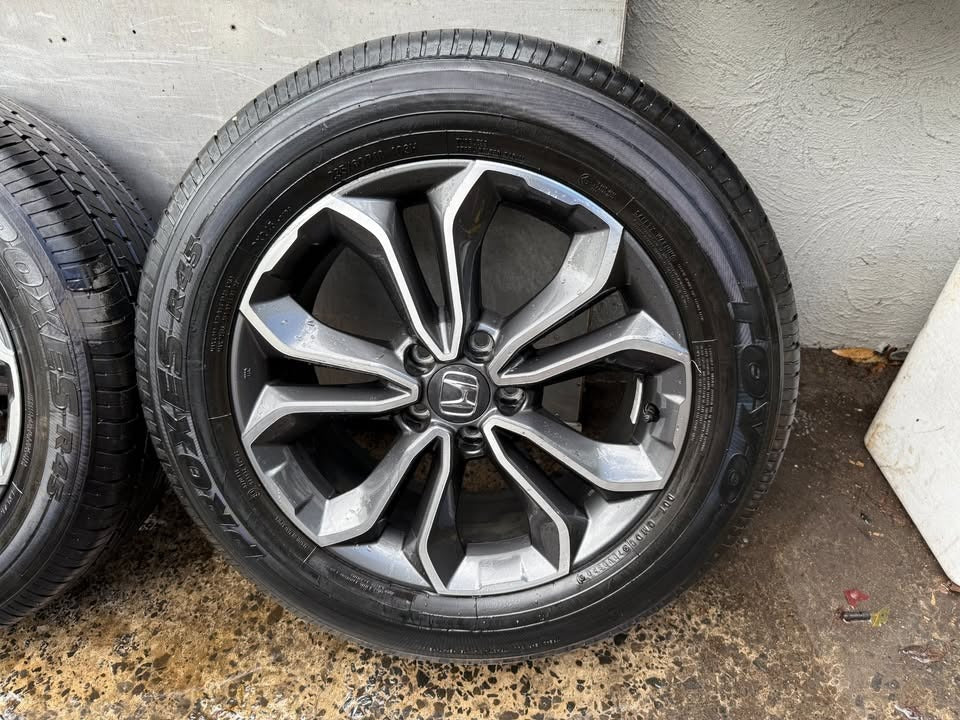 Honda CRV 18" Alloy Wheels with Excellent Tyres