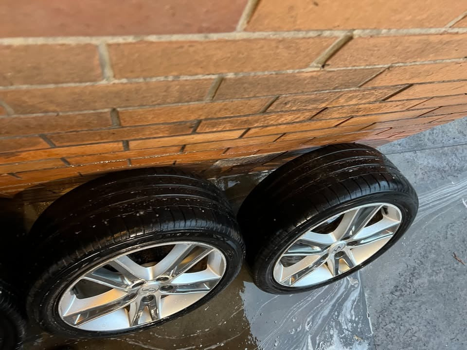 Hyundai 17" Alloy Wheels with Good Tyres