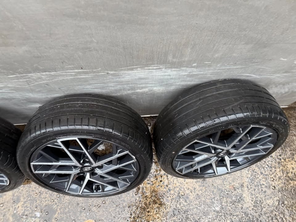Hyundai Elantra 18" Alloy Wheels with Michelin Tyres