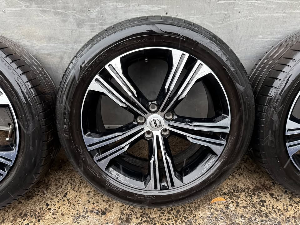 Volvo XC40/XC60 19" Alloy Wheels with Good Tyres