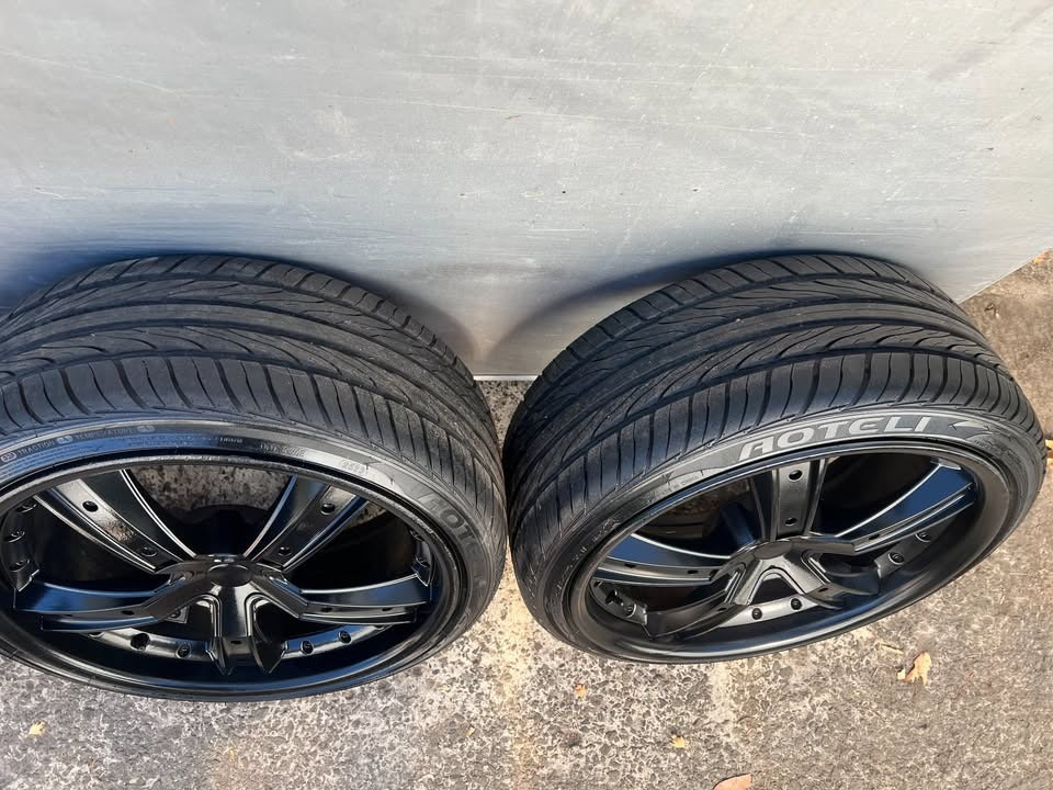 20” Black Alloy Wheels with Good Tyres