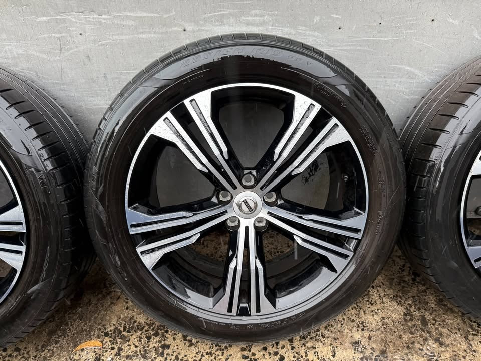 Volvo XC40/XC60 19" Alloy Wheels with Good Tyres