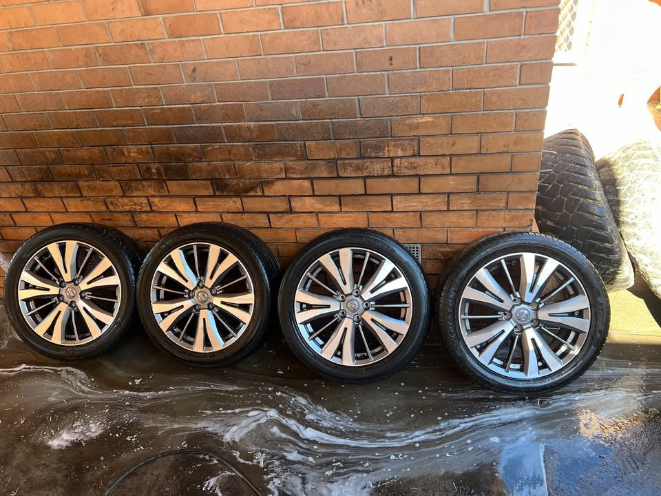 Nissan Pathfinder 18” Alloy Wheels with Excellent Tyres.