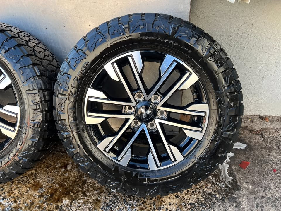 Mitsubishi Triton/Pajero 18" Alloy Wheels w/ A/T Tyres