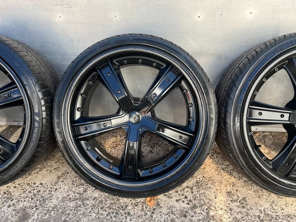 20” Black Alloy Wheels with Good Tyres