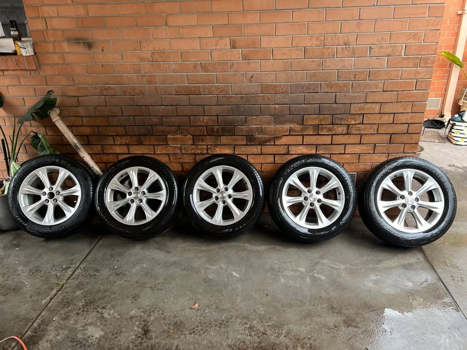Lexus 18" Alloy Wheels with Excellent Bridgestone Tyres